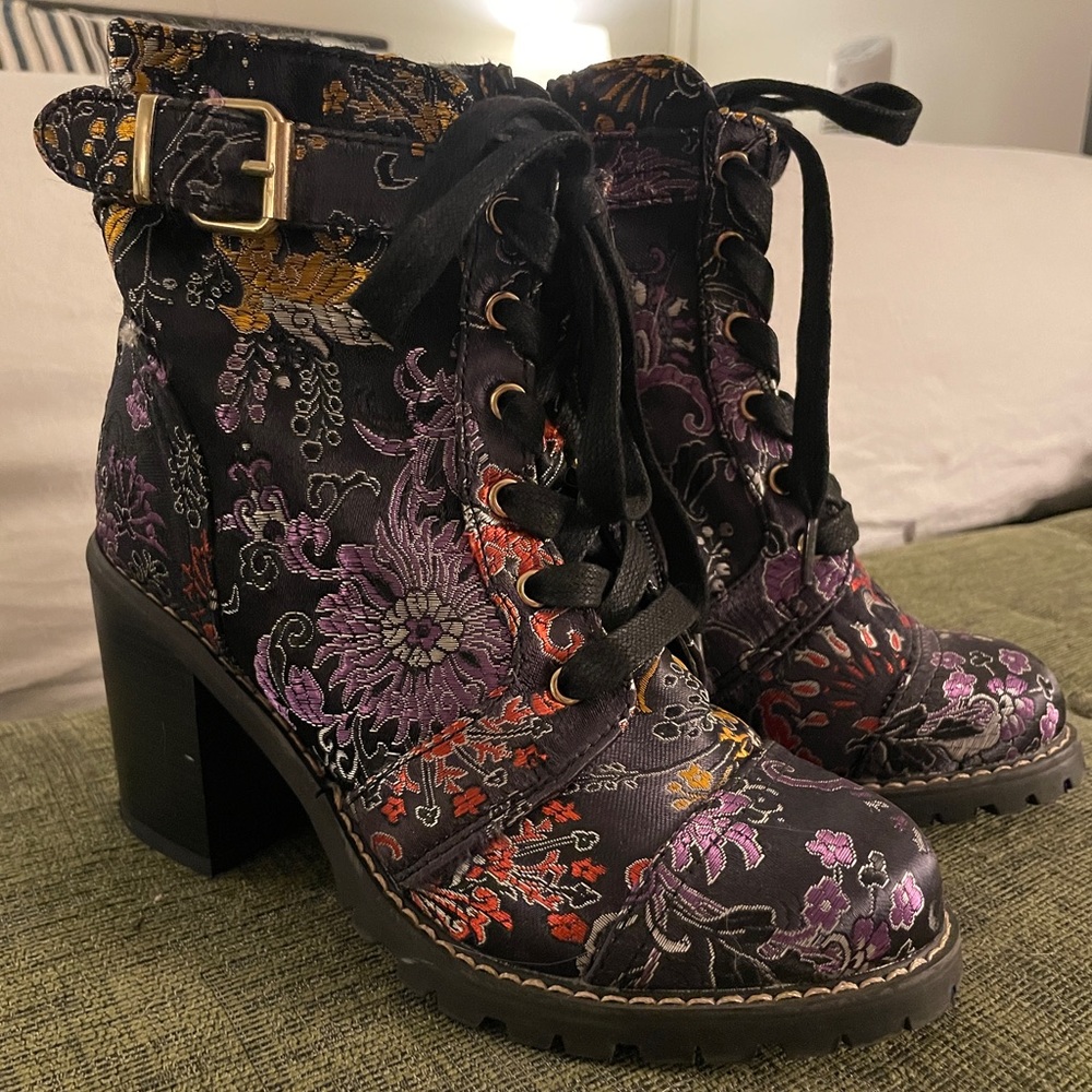 Diba - Unique patterned high heeled boots